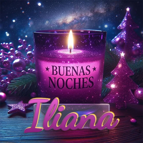 Vela morada brillante dentro de un vaso de vidrio, con la frase 'BUENAS NOCHES', rodeada de adornos festivos brillantes y pequeños árboles de Navidad bajo un cielo nocturno estrellado. El nombre aparece en un marco de vidrio transparente rectangular debajo del vaso. Nombre personalizado: Iliana.