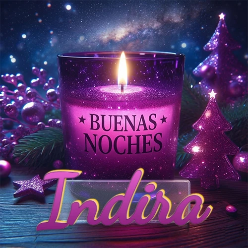 Vela morada brillante dentro de un vaso de vidrio, con la frase 'BUENAS NOCHES', rodeada de adornos festivos brillantes y pequeños árboles de Navidad bajo un cielo nocturno estrellado. El nombre aparece en un marco de vidrio transparente rectangular debajo del vaso. Nombre personalizado: Indira.