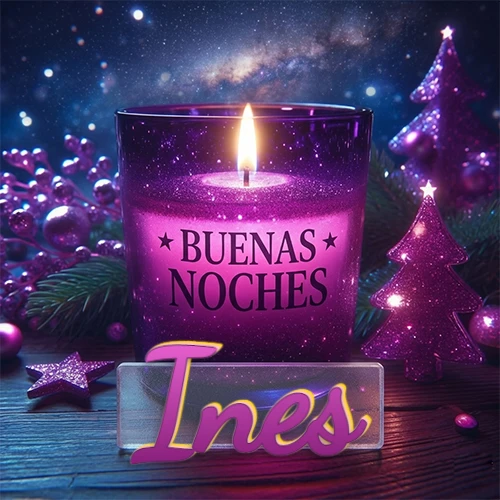 Vela morada brillante dentro de un vaso de vidrio, con la frase 'BUENAS NOCHES', rodeada de adornos festivos brillantes y pequeños árboles de Navidad bajo un cielo nocturno estrellado. El nombre aparece en un marco de vidrio transparente rectangular debajo del vaso. Nombre personalizado: Ines.