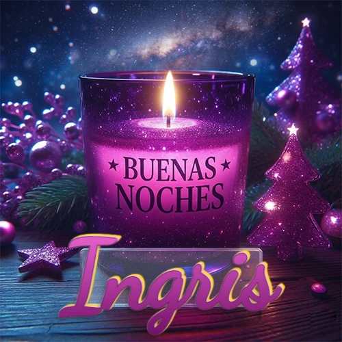 Vela morada brillante dentro de un vaso de vidrio, con la frase 'BUENAS NOCHES', rodeada de adornos festivos brillantes y pequeños árboles de Navidad bajo un cielo nocturno estrellado. El nombre aparece en un marco de vidrio transparente rectangular debajo del vaso. Nombre personalizado: Ingris.