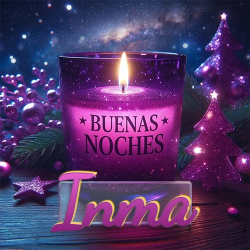 Vela morada brillante dentro de un vaso de vidrio, con la frase 'BUENAS NOCHES', rodeada de adornos festivos brillantes y pequeños árboles de Navidad bajo un cielo nocturno estrellado. El nombre aparece en un marco de vidrio transparente rectangular debajo del vaso. Nombre personalizado: Inma.