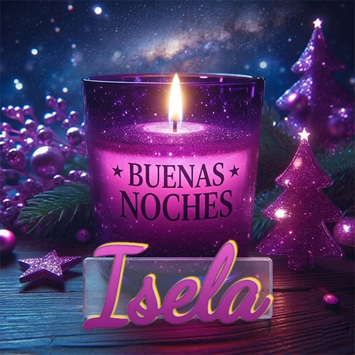 Vela morada brillante dentro de un vaso de vidrio, con la frase 'BUENAS NOCHES', rodeada de adornos festivos brillantes y pequeños árboles de Navidad bajo un cielo nocturno estrellado. El nombre aparece en un marco de vidrio transparente rectangular debajo del vaso. Nombre personalizado: Isela.