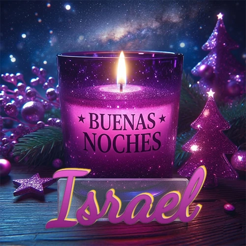 Vela morada brillante dentro de un vaso de vidrio, con la frase 'BUENAS NOCHES', rodeada de adornos festivos brillantes y pequeños árboles de Navidad bajo un cielo nocturno estrellado. El nombre aparece en un marco de vidrio transparente rectangular debajo del vaso. Nombre personalizado: Israel.