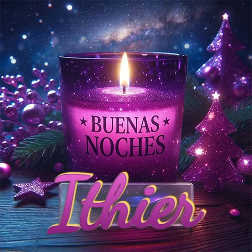 Vela morada brillante dentro de un vaso de vidrio, con la frase 'BUENAS NOCHES', rodeada de adornos festivos brillantes y pequeños árboles de Navidad bajo un cielo nocturno estrellado. El nombre aparece en un marco de vidrio transparente rectangular debajo del vaso. Nombre personalizado: Ithier.