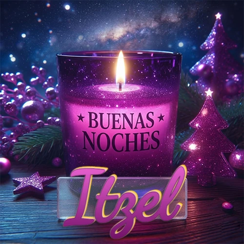 Vela morada brillante dentro de un vaso de vidrio, con la frase 'BUENAS NOCHES', rodeada de adornos festivos brillantes y pequeños árboles de Navidad bajo un cielo nocturno estrellado. El nombre aparece en un marco de vidrio transparente rectangular debajo del vaso. Nombre personalizado: Itzel.