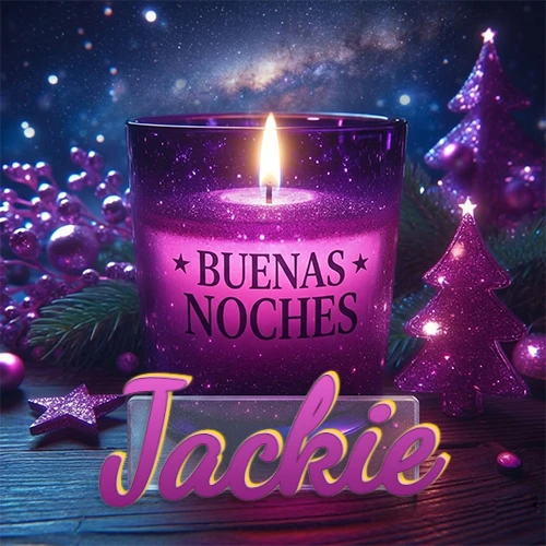 Vela morada brillante dentro de un vaso de vidrio, con la frase 'BUENAS NOCHES', rodeada de adornos festivos brillantes y pequeños árboles de Navidad bajo un cielo nocturno estrellado. El nombre aparece en un marco de vidrio transparente rectangular debajo del vaso. Nombre personalizado: Jackie.