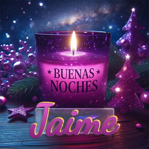 Vela morada brillante dentro de un vaso de vidrio, con la frase 'BUENAS NOCHES', rodeada de adornos festivos brillantes y pequeños árboles de Navidad bajo un cielo nocturno estrellado. El nombre aparece en un marco de vidrio transparente rectangular debajo del vaso. Nombre personalizado: Jaime.