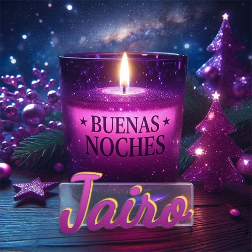Vela morada brillante dentro de un vaso de vidrio, con la frase 'BUENAS NOCHES', rodeada de adornos festivos brillantes y pequeños árboles de Navidad bajo un cielo nocturno estrellado. El nombre aparece en un marco de vidrio transparente rectangular debajo del vaso. Nombre personalizado: Jairo.