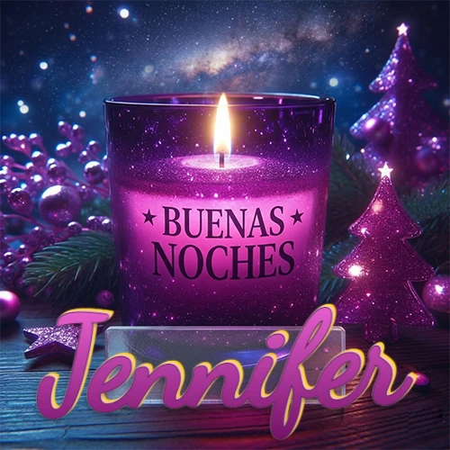Vela morada brillante dentro de un vaso de vidrio, con la frase 'BUENAS NOCHES', rodeada de adornos festivos brillantes y pequeños árboles de Navidad bajo un cielo nocturno estrellado. El nombre aparece en un marco de vidrio transparente rectangular debajo del vaso. Nombre personalizado: Jennifer.