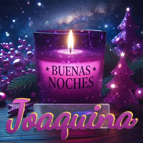 Vela morada brillante dentro de un vaso de vidrio, con la frase 'BUENAS NOCHES', rodeada de adornos festivos brillantes y pequeños árboles de Navidad bajo un cielo nocturno estrellado. El nombre aparece en un marco de vidrio transparente rectangular debajo del vaso. Nombre personalizado: Joaquina.