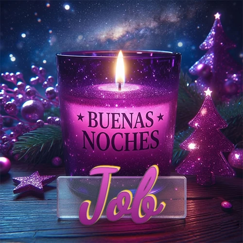 Vela morada brillante dentro de un vaso de vidrio, con la frase 'BUENAS NOCHES', rodeada de adornos festivos brillantes y pequeños árboles de Navidad bajo un cielo nocturno estrellado. El nombre aparece en un marco de vidrio transparente rectangular debajo del vaso. Nombre personalizado: Job.
