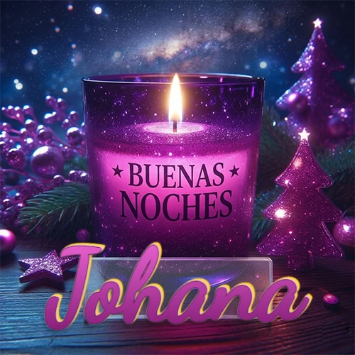 Vela morada brillante dentro de un vaso de vidrio, con la frase 'BUENAS NOCHES', rodeada de adornos festivos brillantes y pequeños árboles de Navidad bajo un cielo nocturno estrellado. El nombre aparece en un marco de vidrio transparente rectangular debajo del vaso. Nombre personalizado: Johana.