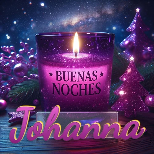 Vela morada brillante dentro de un vaso de vidrio, con la frase 'BUENAS NOCHES', rodeada de adornos festivos brillantes y pequeños árboles de Navidad bajo un cielo nocturno estrellado. El nombre aparece en un marco de vidrio transparente rectangular debajo del vaso. Nombre personalizado: Johanna.