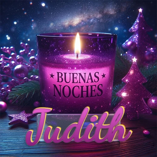 Vela morada brillante dentro de un vaso de vidrio, con la frase 'BUENAS NOCHES', rodeada de adornos festivos brillantes y pequeños árboles de Navidad bajo un cielo nocturno estrellado. El nombre aparece en un marco de vidrio transparente rectangular debajo del vaso. Nombre personalizado: Judith.