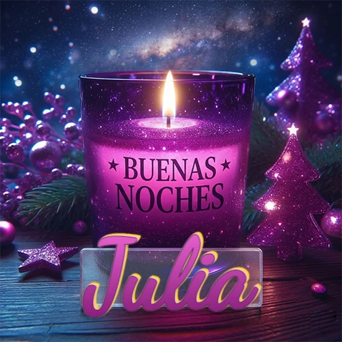 Vela morada brillante dentro de un vaso de vidrio, con la frase 'BUENAS NOCHES', rodeada de adornos festivos brillantes y pequeños árboles de Navidad bajo un cielo nocturno estrellado. El nombre aparece en un marco de vidrio transparente rectangular debajo del vaso. Nombre personalizado: Julia.