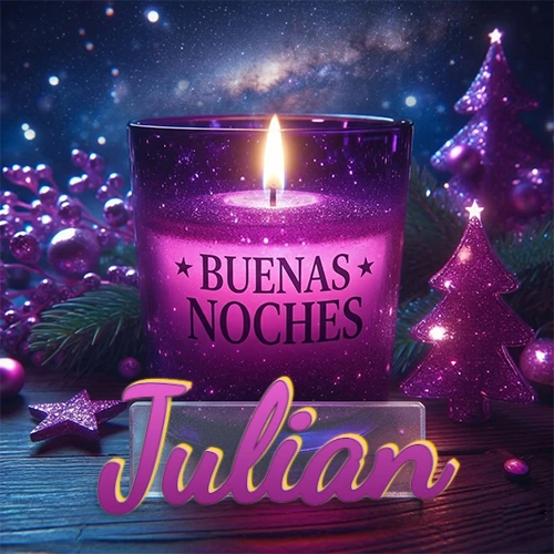 Vela morada brillante dentro de un vaso de vidrio, con la frase 'BUENAS NOCHES', rodeada de adornos festivos brillantes y pequeños árboles de Navidad bajo un cielo nocturno estrellado. El nombre aparece en un marco de vidrio transparente rectangular debajo del vaso. Nombre personalizado: Julian.