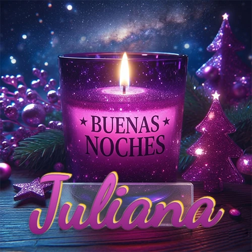 Vela morada brillante dentro de un vaso de vidrio, con la frase 'BUENAS NOCHES', rodeada de adornos festivos brillantes y pequeños árboles de Navidad bajo un cielo nocturno estrellado. El nombre aparece en un marco de vidrio transparente rectangular debajo del vaso. Nombre personalizado: Juliana.
