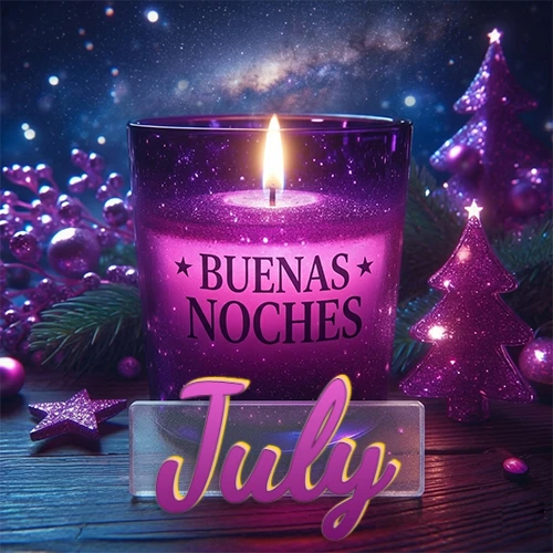 Vela morada brillante dentro de un vaso de vidrio, con la frase 'BUENAS NOCHES', rodeada de adornos festivos brillantes y pequeños árboles de Navidad bajo un cielo nocturno estrellado. El nombre aparece en un marco de vidrio transparente rectangular debajo del vaso. Nombre personalizado: July.