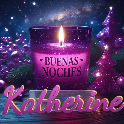 Vela morada brillante dentro de un vaso de vidrio, con la frase 'BUENAS NOCHES', rodeada de adornos festivos brillantes y pequeños árboles de Navidad bajo un cielo nocturno estrellado. El nombre aparece en un marco de vidrio transparente rectangular debajo del vaso. Nombre personalizado: Katherine.