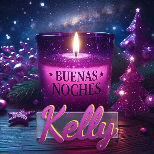 Vela morada brillante dentro de un vaso de vidrio, con la frase 'BUENAS NOCHES', rodeada de adornos festivos brillantes y pequeños árboles de Navidad bajo un cielo nocturno estrellado. El nombre aparece en un marco de vidrio transparente rectangular debajo del vaso. Nombre personalizado: Kelly.