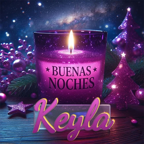 Vela morada brillante dentro de un vaso de vidrio, con la frase 'BUENAS NOCHES', rodeada de adornos festivos brillantes y pequeños árboles de Navidad bajo un cielo nocturno estrellado. El nombre aparece en un marco de vidrio transparente rectangular debajo del vaso. Nombre personalizado: Keyla.