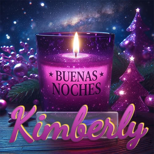 Vela morada brillante dentro de un vaso de vidrio, con la frase 'BUENAS NOCHES', rodeada de adornos festivos brillantes y pequeños árboles de Navidad bajo un cielo nocturno estrellado. El nombre aparece en un marco de vidrio transparente rectangular debajo del vaso. Nombre personalizado: Kimberly.