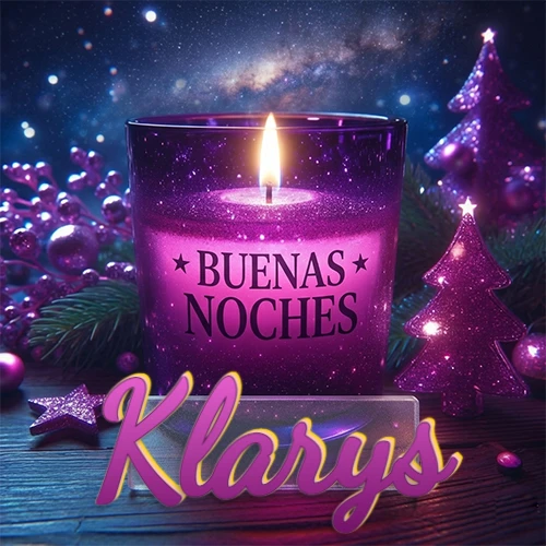 Vela morada brillante dentro de un vaso de vidrio, con la frase 'BUENAS NOCHES', rodeada de adornos festivos brillantes y pequeños árboles de Navidad bajo un cielo nocturno estrellado. El nombre aparece en un marco de vidrio transparente rectangular debajo del vaso. Nombre personalizado: Klarys.