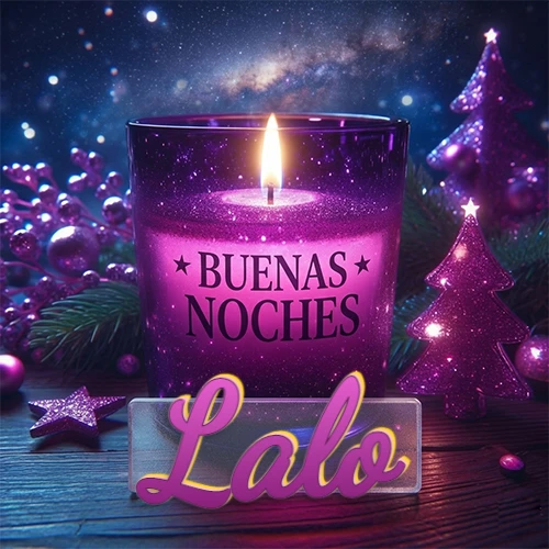 Vela morada brillante dentro de un vaso de vidrio, con la frase 'BUENAS NOCHES', rodeada de adornos festivos brillantes y pequeños árboles de Navidad bajo un cielo nocturno estrellado. El nombre aparece en un marco de vidrio transparente rectangular debajo del vaso. Nombre personalizado: Lalo.
