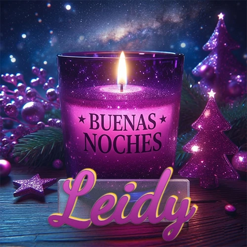 Vela morada brillante dentro de un vaso de vidrio, con la frase 'BUENAS NOCHES', rodeada de adornos festivos brillantes y pequeños árboles de Navidad bajo un cielo nocturno estrellado. El nombre aparece en un marco de vidrio transparente rectangular debajo del vaso. Nombre personalizado: Leidy.