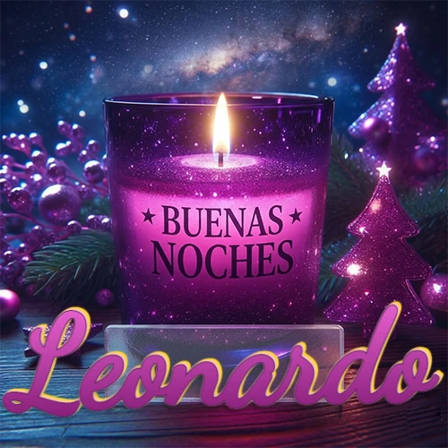 Vela morada brillante dentro de un vaso de vidrio, con la frase 'BUENAS NOCHES', rodeada de adornos festivos brillantes y pequeños árboles de Navidad bajo un cielo nocturno estrellado. El nombre aparece en un marco de vidrio transparente rectangular debajo del vaso. Nombre personalizado: Leonardo.