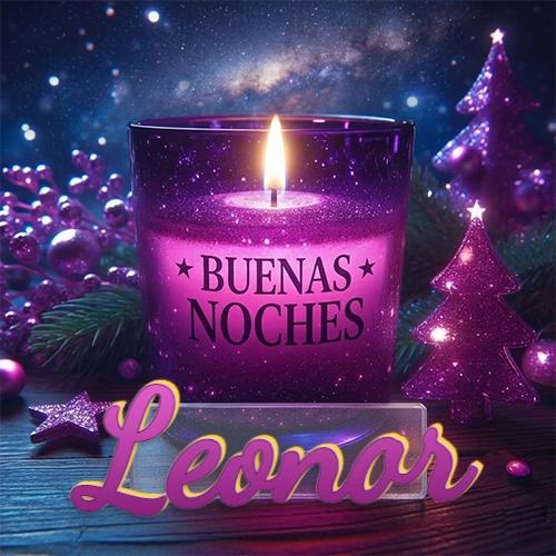 Vela morada brillante dentro de un vaso de vidrio, con la frase 'BUENAS NOCHES', rodeada de adornos festivos brillantes y pequeños árboles de Navidad bajo un cielo nocturno estrellado. El nombre aparece en un marco de vidrio transparente rectangular debajo del vaso. Nombre personalizado: Leonor. Vela morada brillante dentro de un vaso de vidrio, con la frase 'BUENAS NOCHES', rodeada de adornos festivos brillantes y pequeños árboles de Navidad bajo un cielo nocturno estrellado. El nombre aparece en un marco de vidrio transparente rectangular debajo del vaso. Nombre personalizado: Leonor.