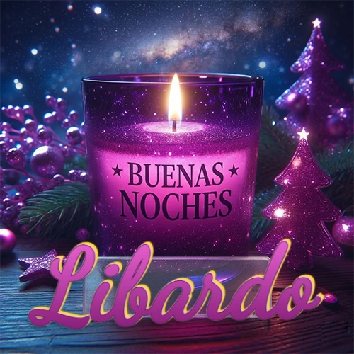 Vela morada brillante dentro de un vaso de vidrio, con la frase 'BUENAS NOCHES', rodeada de adornos festivos brillantes y pequeños árboles de Navidad bajo un cielo nocturno estrellado. El nombre aparece en un marco de vidrio transparente rectangular debajo del vaso. Nombre personalizado: Libardo.