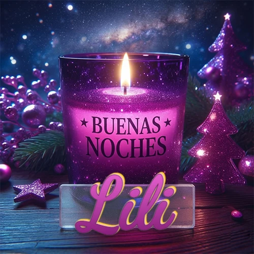 Vela morada brillante dentro de un vaso de vidrio, con la frase 'BUENAS NOCHES', rodeada de adornos festivos brillantes y pequeños árboles de Navidad bajo un cielo nocturno estrellado. El nombre aparece en un marco de vidrio transparente rectangular debajo del vaso. Nombre personalizado: Lili.
