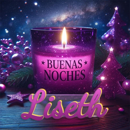 Vela morada brillante dentro de un vaso de vidrio, con la frase 'BUENAS NOCHES', rodeada de adornos festivos brillantes y pequeños árboles de Navidad bajo un cielo nocturno estrellado. El nombre aparece en un marco de vidrio transparente rectangular debajo del vaso. Nombre personalizado: Liseth.