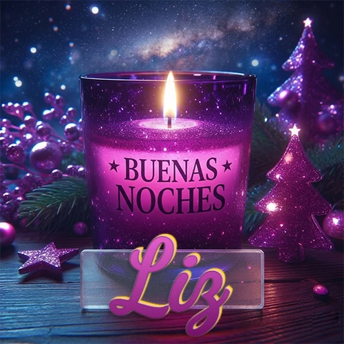 Vela morada brillante dentro de un vaso de vidrio, con la frase 'BUENAS NOCHES', rodeada de adornos festivos brillantes y pequeños árboles de Navidad bajo un cielo nocturno estrellado. El nombre aparece en un marco de vidrio transparente rectangular debajo del vaso. Nombre personalizado: Liz.