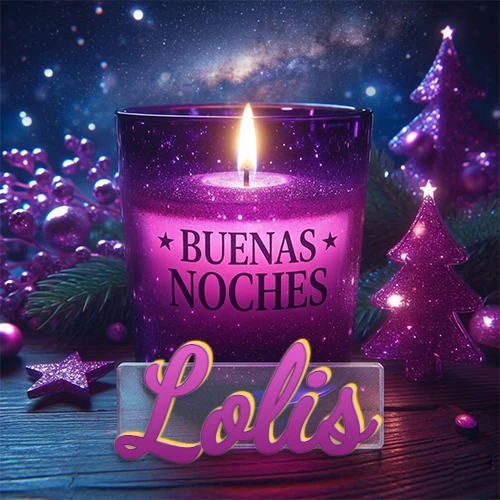 Vela morada brillante dentro de un vaso de vidrio, con la frase 'BUENAS NOCHES', rodeada de adornos festivos brillantes y pequeños árboles de Navidad bajo un cielo nocturno estrellado. El nombre aparece en un marco de vidrio transparente rectangular debajo del vaso. Nombre personalizado: Lolis.
