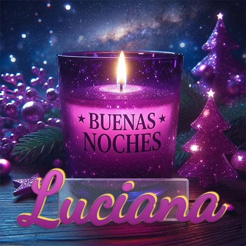 Vela morada brillante dentro de un vaso de vidrio, con la frase 'BUENAS NOCHES', rodeada de adornos festivos brillantes y pequeños árboles de Navidad bajo un cielo nocturno estrellado. El nombre aparece en un marco de vidrio transparente rectangular debajo del vaso. Nombre personalizado: Luciana. Vela morada brillante dentro de un vaso de vidrio, con la frase 'BUENAS NOCHES', rodeada de adornos festivos brillantes y pequeños árboles de Navidad bajo un cielo nocturno estrellado. El nombre aparece en un marco de vidrio transparente rectangular debajo del vaso. Nombre personalizado: Luciana.