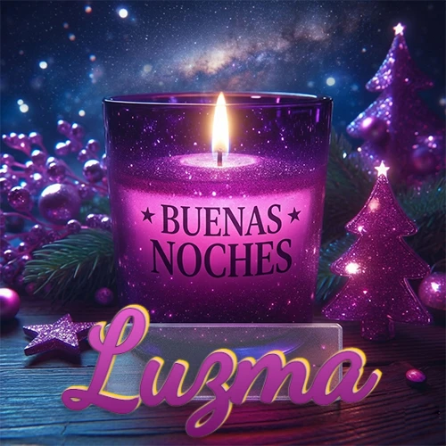 Vela morada brillante dentro de un vaso de vidrio, con la frase 'BUENAS NOCHES', rodeada de adornos festivos brillantes y pequeños árboles de Navidad bajo un cielo nocturno estrellado. El nombre aparece en un marco de vidrio transparente rectangular debajo del vaso. Nombre personalizado: Luzma. Vela morada brillante dentro de un vaso de vidrio, con la frase 'BUENAS NOCHES', rodeada de adornos festivos brillantes y pequeños árboles de Navidad bajo un cielo nocturno estrellado. El nombre aparece en un marco de vidrio transparente rectangular debajo del vaso. Nombre personalizado: Luzma.