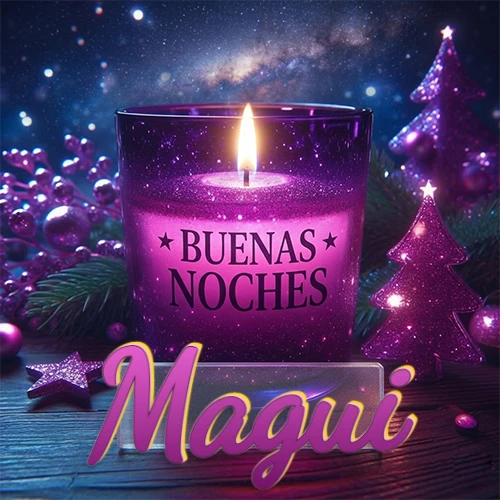 Vela morada brillante dentro de un vaso de vidrio, con la frase 'BUENAS NOCHES', rodeada de adornos festivos brillantes y pequeños árboles de Navidad bajo un cielo nocturno estrellado. El nombre aparece en un marco de vidrio transparente rectangular debajo del vaso. Nombre personalizado: Magui.
