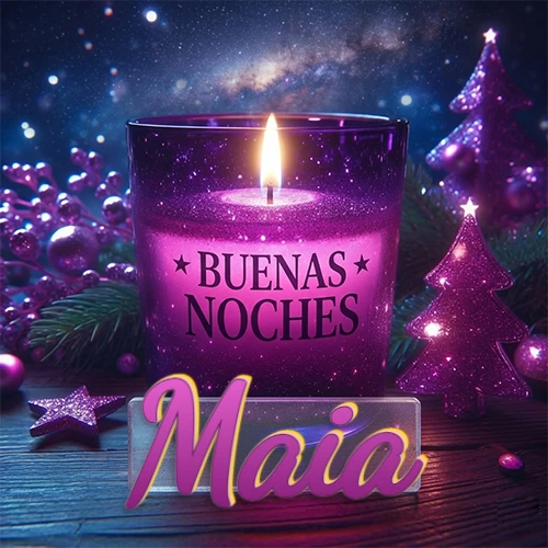 Vela morada brillante dentro de un vaso de vidrio, con la frase 'BUENAS NOCHES', rodeada de adornos festivos brillantes y pequeños árboles de Navidad bajo un cielo nocturno estrellado. El nombre aparece en un marco de vidrio transparente rectangular debajo del vaso. Nombre personalizado: Maia.