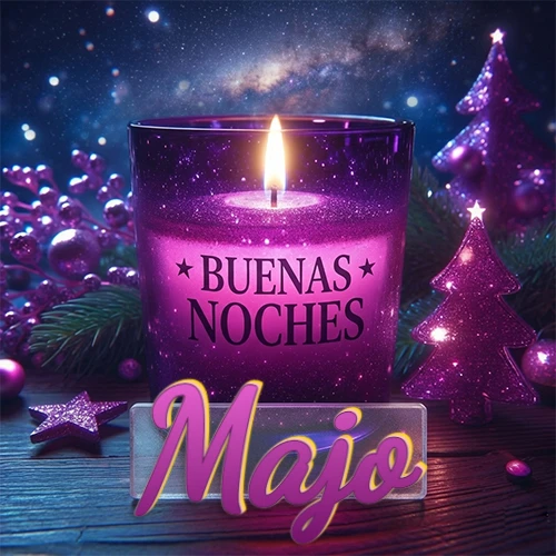 Vela morada brillante dentro de un vaso de vidrio, con la frase 'BUENAS NOCHES', rodeada de adornos festivos brillantes y pequeños árboles de Navidad bajo un cielo nocturno estrellado. El nombre aparece en un marco de vidrio transparente rectangular debajo del vaso. Nombre personalizado: Majo. Vela morada brillante dentro de un vaso de vidrio, con la frase 'BUENAS NOCHES', rodeada de adornos festivos brillantes y pequeños árboles de Navidad bajo un cielo nocturno estrellado. El nombre aparece en un marco de vidrio transparente rectangular debajo del vaso. Nombre personalizado: Majo.