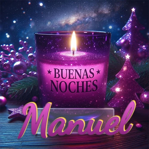 Vela morada brillante dentro de un vaso de vidrio, con la frase 'BUENAS NOCHES', rodeada de adornos festivos brillantes y pequeños árboles de Navidad bajo un cielo nocturno estrellado. El nombre aparece en un marco de vidrio transparente rectangular debajo del vaso. Nombre personalizado: Manuel.