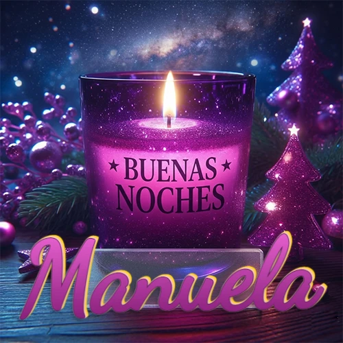 Vela morada brillante dentro de un vaso de vidrio, con la frase 'BUENAS NOCHES', rodeada de adornos festivos brillantes y pequeños árboles de Navidad bajo un cielo nocturno estrellado. El nombre aparece en un marco de vidrio transparente rectangular debajo del vaso. Nombre personalizado: Manuela.