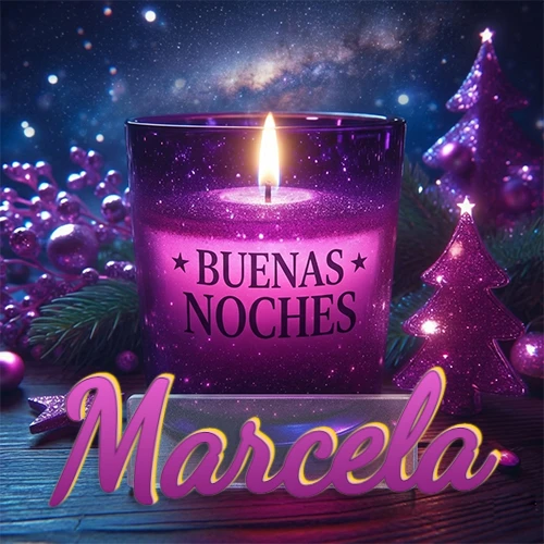 Vela morada brillante dentro de un vaso de vidrio, con la frase 'BUENAS NOCHES', rodeada de adornos festivos brillantes y pequeños árboles de Navidad bajo un cielo nocturno estrellado. El nombre aparece en un marco de vidrio transparente rectangular debajo del vaso. Nombre personalizado: Marcela. Vela morada brillante dentro de un vaso de vidrio, con la frase 'BUENAS NOCHES', rodeada de adornos festivos brillantes y pequeños árboles de Navidad bajo un cielo nocturno estrellado. El nombre aparece en un marco de vidrio transparente rectangular debajo del vaso. Nombre personalizado: Marcela.