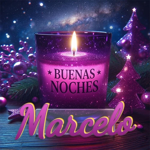 Vela morada brillante dentro de un vaso de vidrio, con la frase 'BUENAS NOCHES', rodeada de adornos festivos brillantes y pequeños árboles de Navidad bajo un cielo nocturno estrellado. El nombre aparece en un marco de vidrio transparente rectangular debajo del vaso. Nombre personalizado: Marcelo.