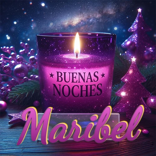 Vela morada brillante dentro de un vaso de vidrio, con la frase 'BUENAS NOCHES', rodeada de adornos festivos brillantes y pequeños árboles de Navidad bajo un cielo nocturno estrellado. El nombre aparece en un marco de vidrio transparente rectangular debajo del vaso. Nombre personalizado: Maribel.