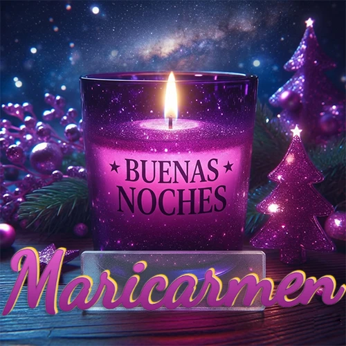 Vela morada brillante dentro de un vaso de vidrio, con la frase 'BUENAS NOCHES', rodeada de adornos festivos brillantes y pequeños árboles de Navidad bajo un cielo nocturno estrellado. El nombre aparece en un marco de vidrio transparente rectangular debajo del vaso. Nombre personalizado: Maricarmen. Vela morada brillante dentro de un vaso de vidrio, con la frase 'BUENAS NOCHES', rodeada de adornos festivos brillantes y pequeños árboles de Navidad bajo un cielo nocturno estrellado. El nombre aparece en un marco de vidrio transparente rectangular debajo del vaso. Nombre personalizado: Maricarmen.