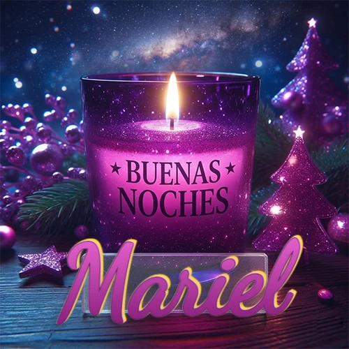 Vela morada brillante dentro de un vaso de vidrio, con la frase 'BUENAS NOCHES', rodeada de adornos festivos brillantes y pequeños árboles de Navidad bajo un cielo nocturno estrellado. El nombre aparece en un marco de vidrio transparente rectangular debajo del vaso. Nombre personalizado: Mariel.