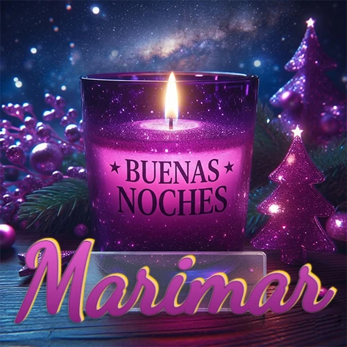 Vela morada brillante dentro de un vaso de vidrio, con la frase 'BUENAS NOCHES', rodeada de adornos festivos brillantes y pequeños árboles de Navidad bajo un cielo nocturno estrellado. El nombre aparece en un marco de vidrio transparente rectangular debajo del vaso. Nombre personalizado: Marimar.
