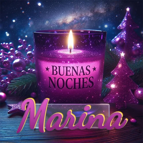 Vela morada brillante dentro de un vaso de vidrio, con la frase 'BUENAS NOCHES', rodeada de adornos festivos brillantes y pequeños árboles de Navidad bajo un cielo nocturno estrellado. El nombre aparece en un marco de vidrio transparente rectangular debajo del vaso. Nombre personalizado: Marina.